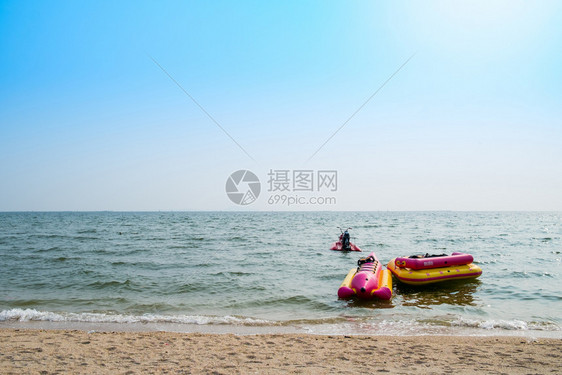 香蕉船和橡皮漂浮在海中用蓝天滑雪颜色吸引力生活图片
