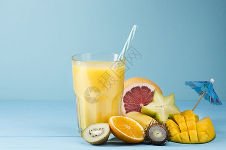 圆形的夏季果汁蓝本底柠檬水果图片