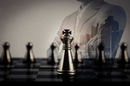 人们团队合作金融的商人与象棋板游戏的商业思想和竞争成功游戏战略管理或领导概念的双向接触使商业双面接触国际象棋盘游戏图片