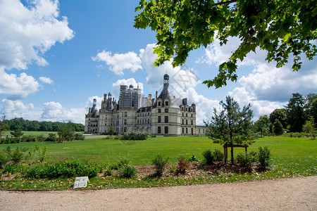 法国城堡瓦伦凯的风景观正面反射背景图片