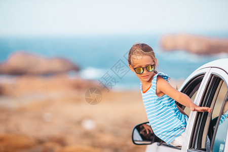 暑假旅游的孩子图片