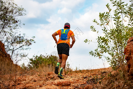 骑着运动鞋在山上跑步的田径运动员脚下穿着运动鞋的人自然合身腿图片