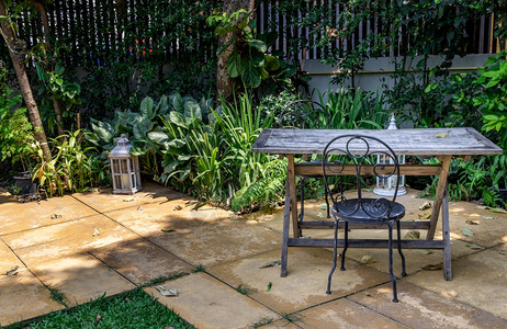 工业的家圆圈露户花园旧木板桌和黑钢椅子选择突出重点图片