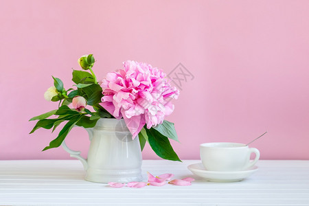 一杯茶和花瓶里的小松饼一杯茶和小松饼咖啡桌子食物图片