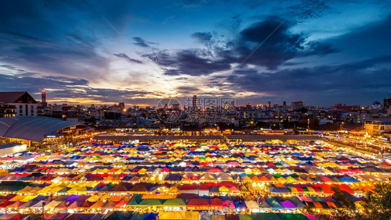 天线拉差达屋顶泰国曼谷夜市的丰富多彩帐篷图片
