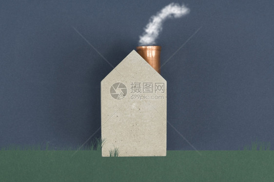 从烟囱中释放雾描述能效替代生态友好燃料或空气污染和二氧化碳排放的替代环保燃料或空气污染的概念屋并带有复制空间含来自烟囱的熏雾反映图片