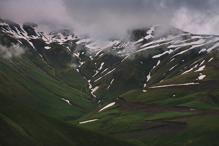 范围美丽的山地风景与雾和黄昏的光亮假期顶峰图片