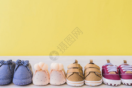 白色的警报分辨率和高质量的美生婴儿概念与不同的双鞋高品质美光照片概念优美质美人造照片概念祝贺图片