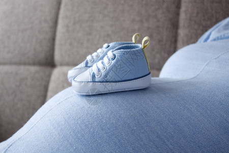 为人父母不同种类的婴儿运动鞋构成孕产期孩子肚图片