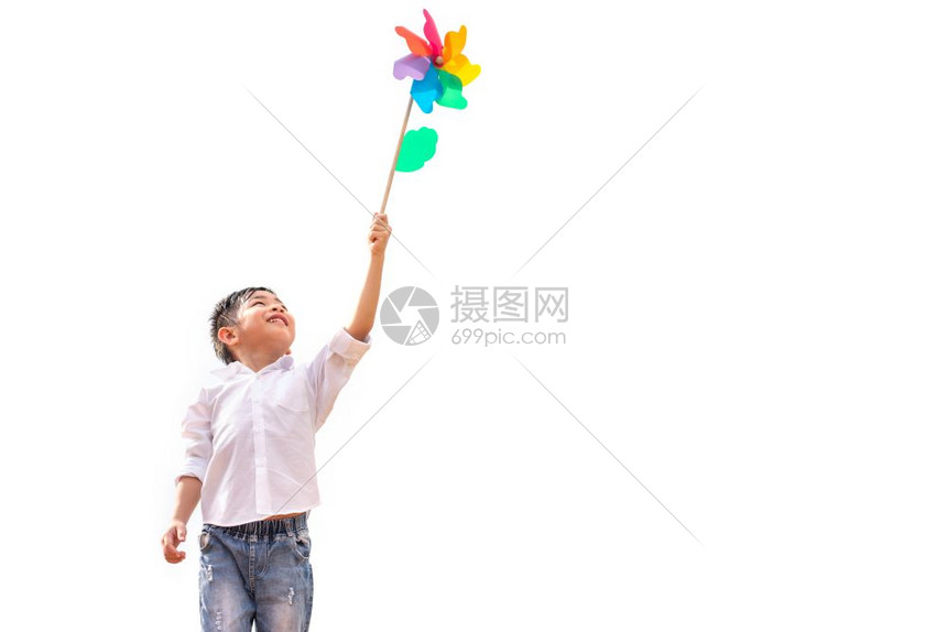 男孩在户外风中抓着多彩的针轮儿童肖像和玩主题的儿童以白种背景孤立保持活力生态图片