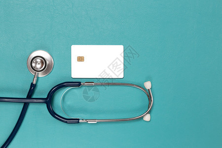 安全信用卡和听诊器蓝背景的保健费用概念支付心跳健康图片