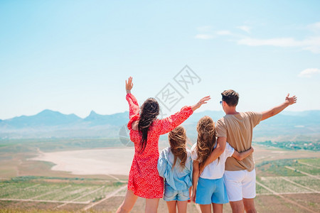 快乐的趣一家人在山上度假幸福的一家人在山上度假孩子图片