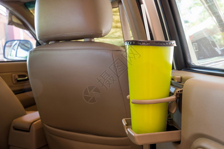 在现代豪华轿车内部汽控制台放置的咖啡或茶杯绿操舵车辆运输图片