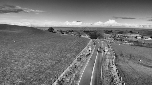 Matamamata的Hobbiton地区从无人驾驶飞机的角度对美丽山丘进行新西兰空中全景观乡村的玛塔农场图片