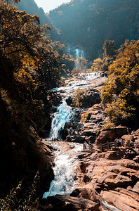 乌瓦森林岩石远离美丽的拉瓦纳瀑布图片