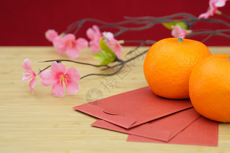 李子文化中华新年装饰红织布包或橡皮和普通橘子写作空间AF点选择锭图片
