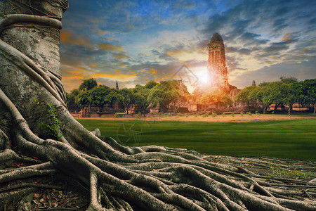 宝塔老的在阿尤萨亚历史古老塔寺庙的迹中位于泰河地区重要旅游目的地中央unesco的世界遗产址这些古寺是班尼扬树地的大根天空图片