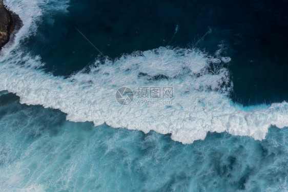 俯视大海海浪图片