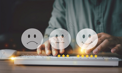 顾客研究与欢乐图标和五星人物手握键盘用于服务评级户经验调查的反馈客户经验调查商业年度满意概念许多悲哀或快乐的图标优异业绩情感图片