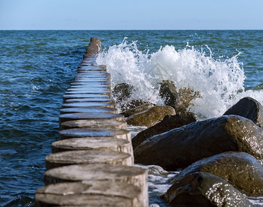 海浪和风暴冲击防波堤海浪溅起罗的浪溅起波罗的海浪和风暴质地港口安全图片