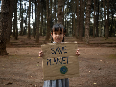 回收超过带着横幅抗议森林污染和全球变暖以拯救地的小女孩保护地球的世界环境日概念世界环境日的概念一纪念全球气候变暖天图片