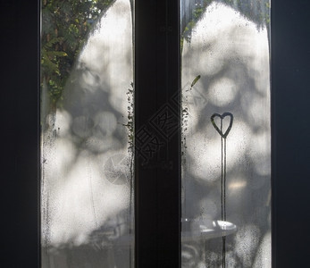 窗口露珠用运行的落下绘制心形窗口露画心脏形状湿的气候早晨图片