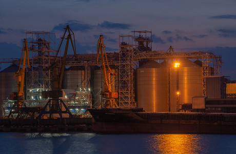 货物欧洲乌克兰敖德萨海港和货运码头的全景夏夜在乌克兰敖德萨海港的夜晚终端图片