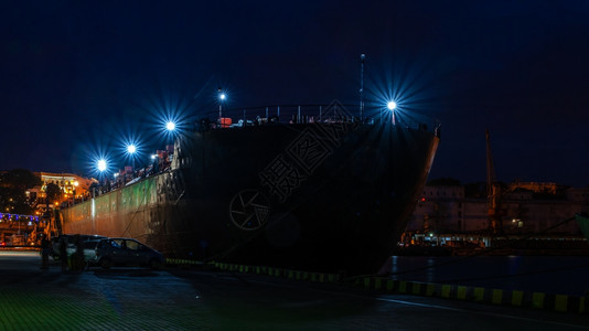 建造乌克兰敖德萨海港和货运码头的全景夏夜在乌克兰敖德萨海港的夜晚镇夏天图片