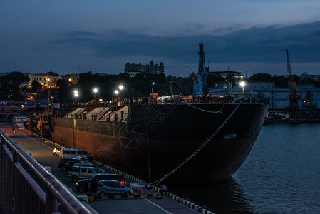 水航运乌克兰敖德萨海港和货运码头的全景夏夜在乌克兰敖德萨海港的夜晚商业图片