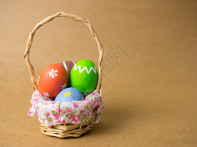 染色新鲜的复活节时在右角的棕色背景复活节彩蛋上涂着色的布朗背景复活节鸡蛋和褐背景彩行进图片