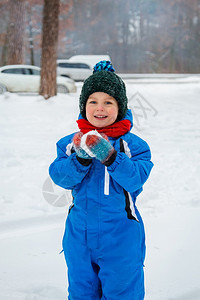 游戏雪花一个快乐的孩子在冬日户外雕刻雪球冬季运动会一个快乐的孩子在冬日户外雕刻雪球下的图片
