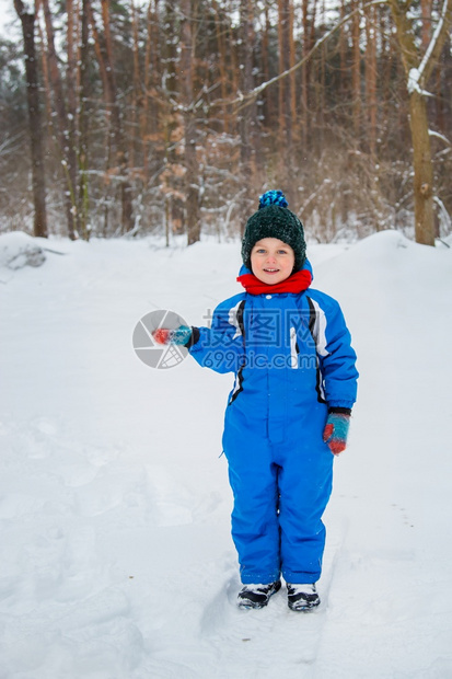 一个快乐的孩子在冬日户外雕刻雪球冬季运动会一个快乐的孩子在冬日户外雕刻雪球十二月肖像季节图片