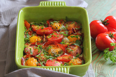 桌上有鸡蛋西红柿和培根的卡塞罗莱健康西兰花熏肉图片