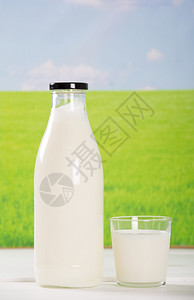 绿色钙经过田间早餐和新鲜牛奶图片