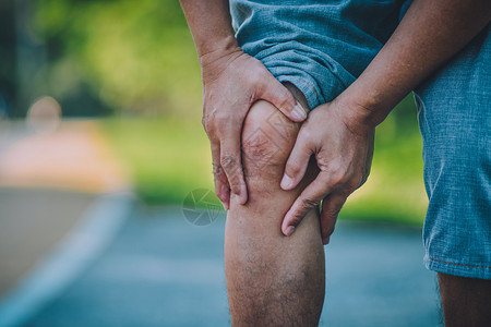 联合的老人对日常生活的膝盖疼痛影响是问题锻炼髌骨图片