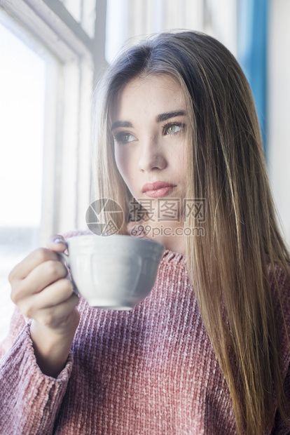 透过窗户看的柔女人想知道思维单身的图片