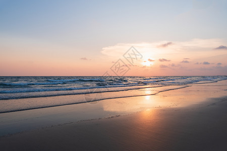季节海岸泰国日落时的热带海滩假期图片