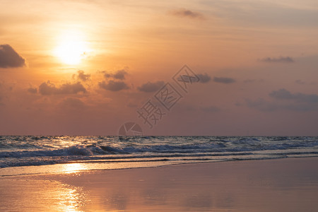 季节美丽泰国日落时的热带海滩美丽的图片