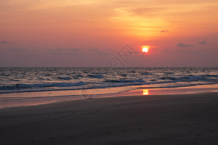 太阳下自然泰国日落时的热带海滩天空背景