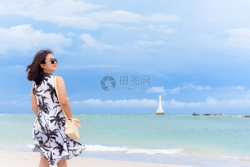 海岸的夏天空中海滩和边美丽的自然景观在泰国沙滩上女观光者在泰国SatunTarutoo岛公园上戴着墨镜欢笑与快乐微的愉女游客假期图片