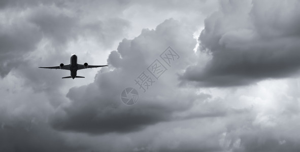商业航空公司带有梦想目的地概念航空商业危机概念航空商业危机概念飞在黑暗天空和白云中飞行机身为空中运输航班程不成功云景黑色的图片
