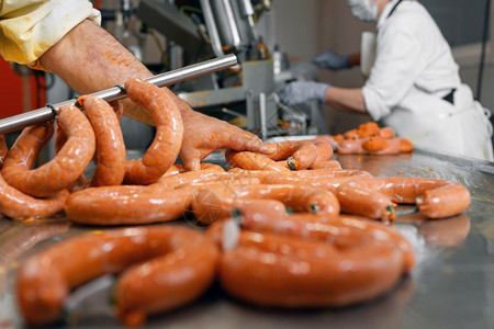 包装手职业肉类加工厂的香肠生产高质量照片肉类加工厂的香肠生产图片