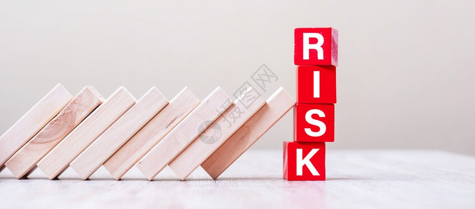 REDRISK立方块停止在桌子上掉下方块的跌落区业务规划管理解决方案保险和战略概念挑横幅帕努瓦图片