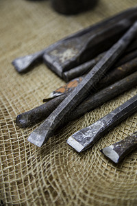 建造传统的旧手工方式雕刻石头的工具老式手艺册的详细节传统方式的老雕刻工具的图片