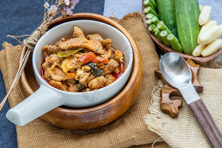 烹饪亚洲人香料泰国式食品PanaengCurry与猪肉菜单及椰子牛奶干烤红猪椰子咖喱配菜类美味和有名的泰国食物图片