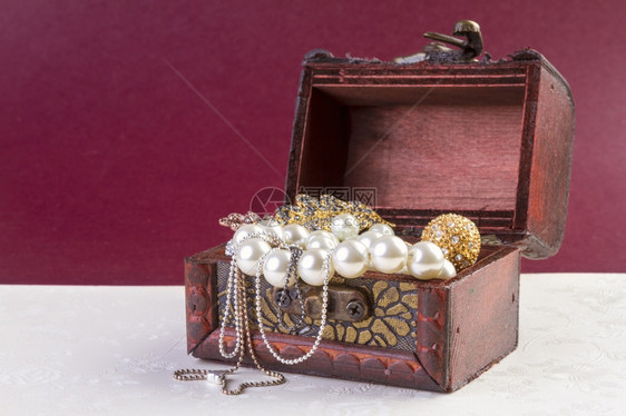 时尚老的盒子珠宝概念出售旧珍珠和黄金首饰以换取现税的概念或代名词图片