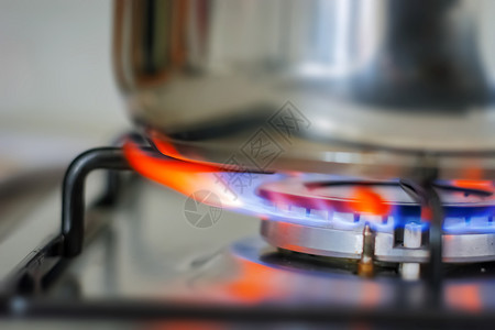 警告滚刀厨房烹饪炉煤气和火燃着的蓝光焰烧室内家庭声概念部的图片