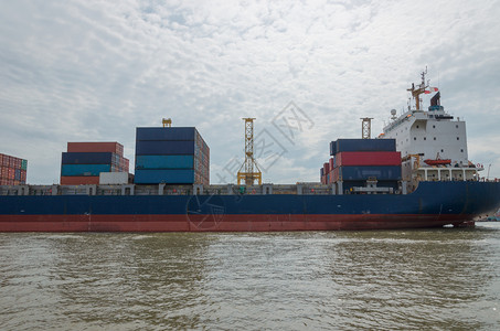 蓝色的天空卡车进出口业务和物流产品水运输船集装箱海货背景图片