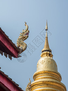 文化寺庙老的龙头在教堂屋顶上雕刻在泰国北式的金色帕加达前泰国兰顿图片