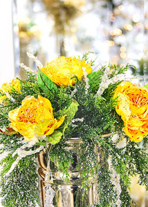 情人节在一个金属花瓶中的黄色玫瑰圣诞花束新美丽图片